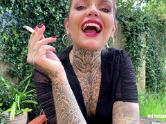 Enthousiasteling, Dominante vrouw, Fetisj, Frans, Hd, Gezichtspunt, Slikken, Tatoeage