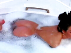 Gros cul, Brunette brune, Doigter, Masturbation, Mère que j'aimerais baiser, Seins naturels, Solo, Dénudage