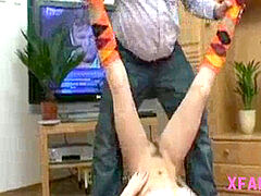 18 ans, Sucer une bite, Brunette brune, Faciale, Poilue, Petite femme, Chatte, Maigrichonne