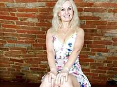 Enthousiasteling, Grote kont, Grote mammen, Vingeren, Rijpe lesbienne, Alleen, Strippen, Speelgoed