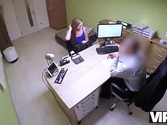 Vip4k. studentessa dà la sua figa allo sconosciuto per i soldi necessari