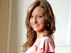 Grosser arsch, Braunhaarige, Fingern, Masturbation, Kurzes haar, Dürr, Solo, Entkleiden