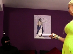 Blonde, Sucer une bite, Homme nu et filles habillées, Femme dominatrice, Fétiche, Hd, Jouets