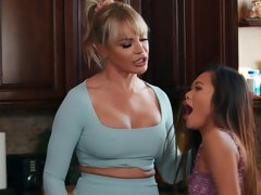 69 negenenzestig, Grote mammen, Stel, Hakken, Likken, Natuurlijke tieten, Stiefmoeder, String