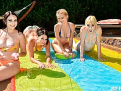 Grote lul, Pijpbeurt, Bruinharig, Hardcore, Kousen, Tatoeage, Tiener, Tieten likken