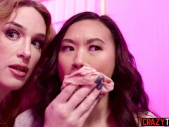 Asiatisch, Grosser arsch, Grosser schwanz, Schwanz, Hardcore, Transfrau, Jungendliche (18+), Flotter dreier