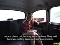 Blondine, Blasen, Auto, Brille, Handjob, Im freien, Rasiert, Entkleiden