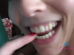 Lily flashes you at the Selfie Museum!