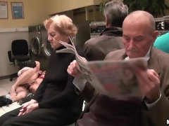 Cul, Gros seins, Brunette brune, Queue, Doigter, Seins naturels, Public, Fessée