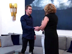 18 ans, Gros seins, Sucer une bite, Brunette brune, Hard, Mature, Chatte, Plan cul à trois