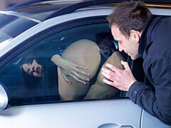 Grosse titten, Blasen, Braunhaarige, Auto, Hundestellung, Milf, Natürlichen titten, Im freien