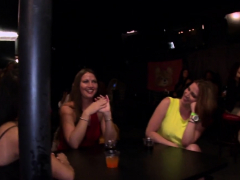 Pijpbeurt, Naakte man aangeklede vrouw, Sperma shot, Handbeurt, Interraciaal, Trio, Tieten likken