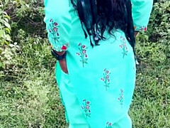 Clitoris grande, Tetas grandes, Pareja, Hd, Indio, Tetas naturales, Al aire libre, Orinar