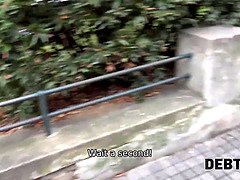 Gehörnter ehemann, Hundestellung, Hd, Geld, Rock, Strümpfe, Tätowierung, Unter dem rock