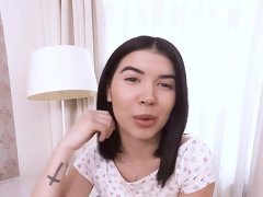 Lady Dee teases trimmed pussy all the time she needs to get her satisfaction VR