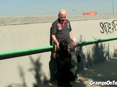 18 años, Corridas, Fetiche, Abuelo, Al aire libre, Pequeña, Público, Adolescente