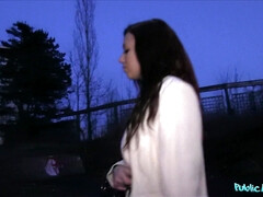 Amateur, Sucer une bite, Brunette brune, De plein air, Pov, Public