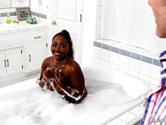 Salle de bains, Gros cul, Grosse bite, Brunette brune, En levrette, Noir ébène, Interracial, Mère que j'aimerais baiser