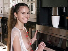 Blonde, Doigter, Branlette thaïlandaise, Cuisine, Masturbation, Solo, Adolescente, Mouillée