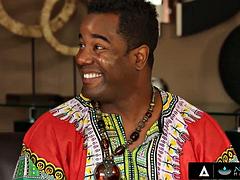 Grosse bite, Gros seins, Noire, Sucer une bite, Interracial, Fille latino, Massage, Nénés