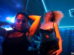 Черные, Брюнетки, В клубе, Поцелуи, Лесбиянка, Киски, Застенчивая, Свингеры
