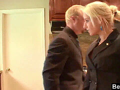 Sucer une bite, Collège université, Tir de sperme, Talons, Petite femme, Rasée