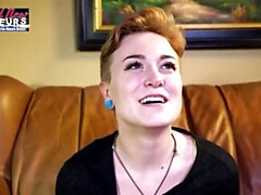 Leie, Blasen, Braunhaarige, Sperma im mund, Aufs gesicht abspritzen, Rasiert, Tätowierung, Jungendliche (18+)