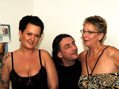 Анальный секс, Большие сиськи, Собачьи, Очки, Лизание, Бритые, Тату, Втроем