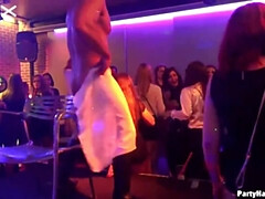 Amateur, Grosse bite, Brunette brune, Groupe, Hd, Interracial, Fête, Jarretelles