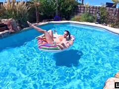 Corrida, Desnudo, Pequeña, Piscina, Gritar, Flaco, Apretado, Tetas