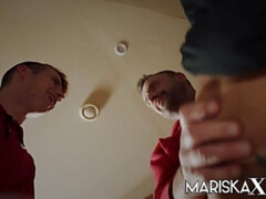 Brits, Dubbele penetratie, Hd, Indisch, Moeder, Mager, Kousen, Tieten likken