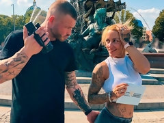 Kont, Grote mammen, Hondjeshouding, Handbeurt, Moeder die ik wil neuken, Kort haar, Strippen, Tatoeage