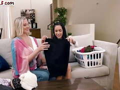 Gros cul, Blonde, Brunette brune, Lesbienne, Mère que j'aimerais baiser, Naturelle, Mamelons, Tatouage