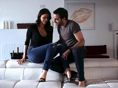 Cul, Gros seins, Brunette brune, Tromperie, En levrette, Léchez, Tatouage, Mouillée