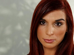 Enthousiasteling, Grote kont, Grote mammen, Fetisj, Masturbatie, Pissen, Roodharige vrouw, Strippen