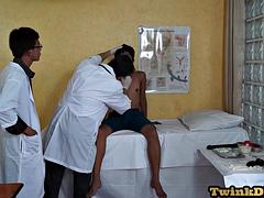 Leie, In den arsch, Asiatisch, Fingern, Schwul, Dürr, Flotter dreier, Uniform