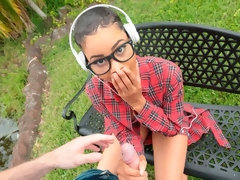 Noire, Sucer une bite, Branlette thaïlandaise, De plein air, Pov, Cheveux courts, Dénudage, Adolescente