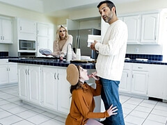 18 ans, Sucer une bite, Brunette brune, Attrapée, Gorge profonde, Branlette thaïlandaise, Tatouage, Nénés