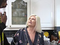 Noire, Blonde, Sucer une bite, Plantureuse, Femme couguar, Queue, Hd, Maman