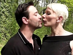 Anaal, Blond, Pijpbeurt, Hondjeshouding, Vingeren, Hardcore, Buiten, Tieten likken