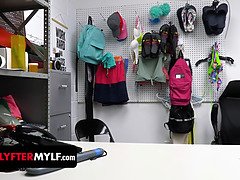 Achterkamer, Oudere vrouw, Sperma in mond, Vingeren, Hardcore, Hd, Strippen, Uniformpje