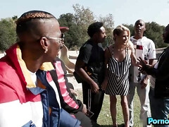 Blasen, Geile alte tussi, Kehlenfick, Schwanz, Gruppensex, Hausfrau, Monster, Pornostars