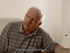 Sucer une bite, Brunette brune, Papa, Doigter, Hd, Talons, Seins naturels, Chatte