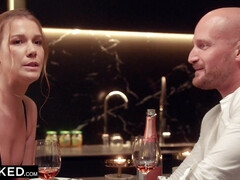 Sucer une bite, Brunette brune, Éjaculation interne, Gorge profonde, Queue, En levrette, Embrassement, Chevaucher