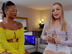 Grote mammen, Zwart, Blond, Dichtbij, Masturbatie, Kut duiken, Tatoeage, Tieten likken