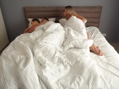 Blonde, Sucer une bite, Éjaculation interne, Mère que j'aimerais baiser, Chatte, Chevaucher, Jarretelles, Plan cul à trois