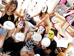 Gros cul, Grosse bite, Sucer une bite, En levrette, Groupe, Fête, Adolescente, Nénés