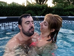 Amateur, Rubia, Pareja, Húngaro, Al aire libre, Piscina, Tatuaje, Bajo el agua