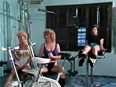 Blonde, Brunette brune, Européenne, Seins naturels, Orgie, Jarretelles, Nénés, Rétro ancien