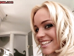 Enthousiasteling, Grote mammen, Badpak, Blond, Pijpbeurt, Rondborstig, Diep in de keel, Orgie